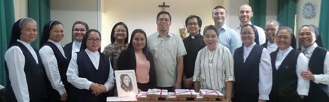 Religiosas de la Presentación en Filipinas y postuladores con los documentos sobre el milagro para canonizar a Maria Rivier