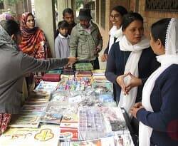 Las religiosas tienen la única librería en Pakistán es la única que distribuye la Biblia católica en todo el país