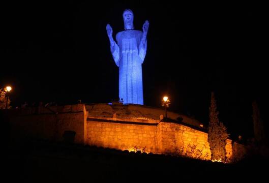 Estatua del Cristo del Otero de Palencia, iluminado de noche | diariodevalladolid.elmundo.es
