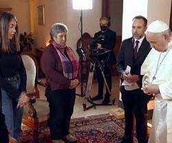 El Papa Francisco habla con 4 personas en apuros en un programa especial preNavidad de Canal 5 en Italia