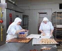Religiosas preparando dulces en el obrador del convento.