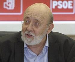 El político José Félx Tezanos con emblemas del PSOE