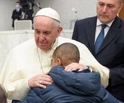 El Papa Francisco abraza un asistente la audiencia pública de los miércoles