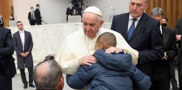 El Papa Francisco abraza un asistente la audiencia pública de los miércoles