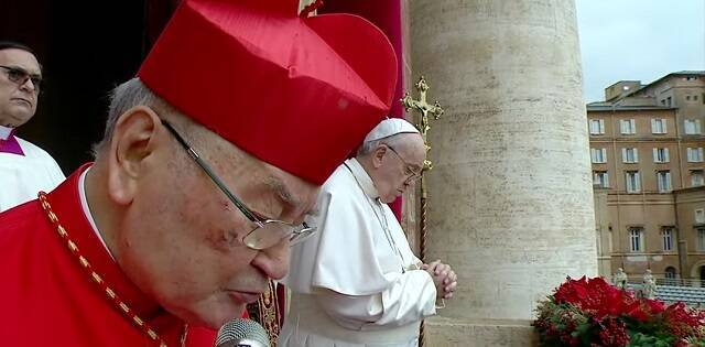 El cardenal Martino, protodiácono, proclama las condiciones de la indulgencia en el Urbi et Orbi con Francisco