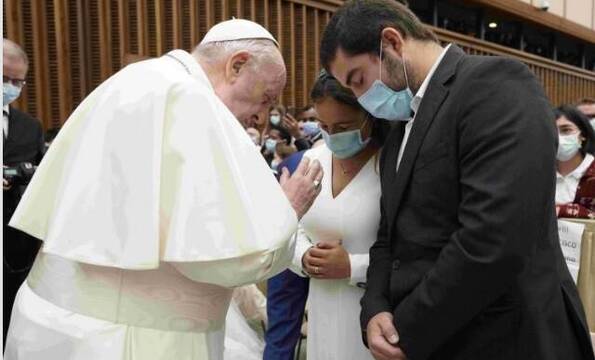 El Papa Francisco reza con un matrimonio joven en una audiencia - acaba de publicar una Carta para los Matrimonios