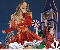 Mariah Carey canta con atavíos navideños