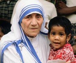 Madre Teresa de Calcuta con un niño en brazos.
