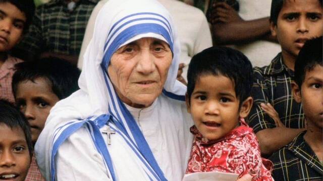 Madre Teresa de Calcuta con un niño en brazos.