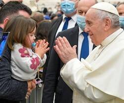 Francisco enseña a rezar a una niña.