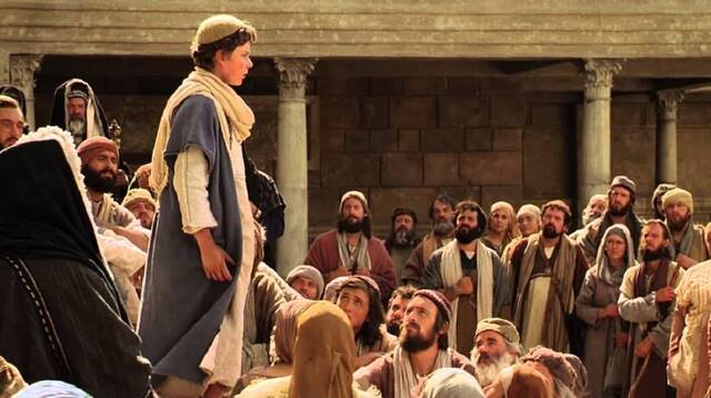 Escena de una película que recrea a Jesús siendo niño predicando en el templo