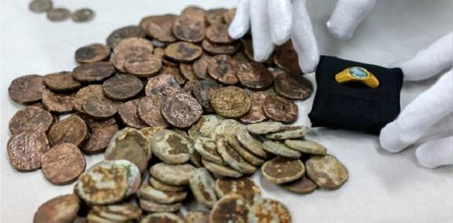 Monedas de plata y bronce y el anillo cristiano del s.III rescatados de un barco hundido ante Cesarea Marítima en Israel