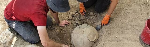 Arqueólogos excavan jarras en Khirbat er-Rai... de época de los Jueces... y sale un pseudónimo de Gedeón - foto Saar Ganor, IAA 