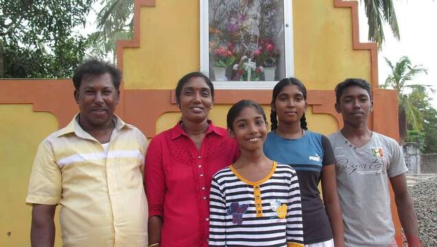 Sebastián y Rajani, cristianos de Sri Lanka, con sus hijos