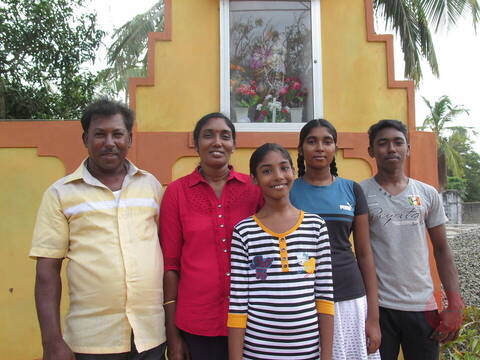 Sebastián y Rajani, cristianos de Sri Lanka, con sus hijos