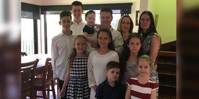 David y Belinda Goodwin, con sus nueve hijos