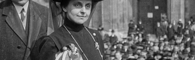 Margit Slachta en 1920, celebrando ser elegida diputada, la primera mujer en la Dieta de Hungría