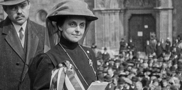 Margit Slachta en 1920, celebrando ser elegida diputada, la primera mujer en la Dieta de Hungría