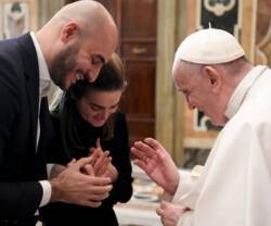 Papa Francisco bendiciendo a empresarios.