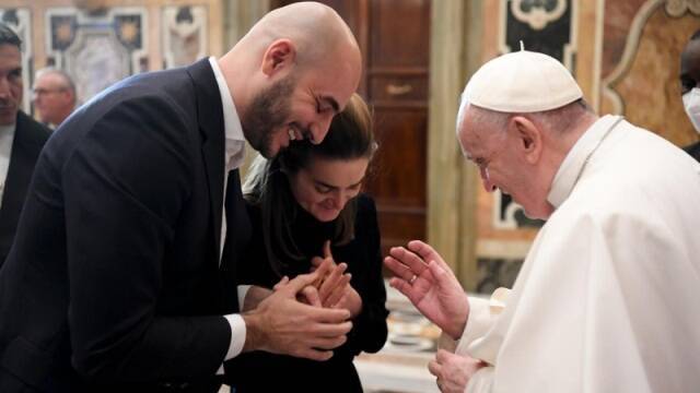 Papa Francisco bendiciendo a empresarios.