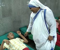 Misionera de la Caridad atiende a un joven discapacitado.