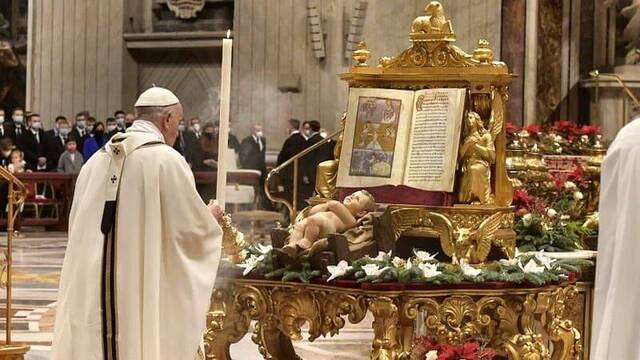 El Papa inciensa al Niño Jesús.