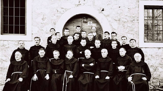 Imagen con algunos de los mártires de Široki Brijeg, en Herzegovina