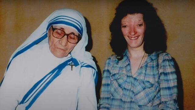Lynda Swayn con Santa Teresa de Calcuta.