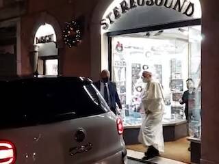 El Papa visita  una tienda de discos