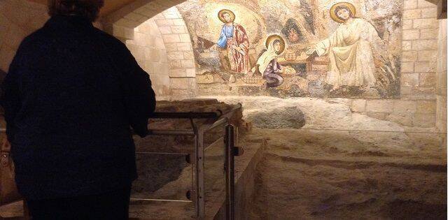 Bajo la iglesia de San José en Nazaret, hay este horno-cocina en la roca, donde quizá cocinaba María... la casa de Nazaret
