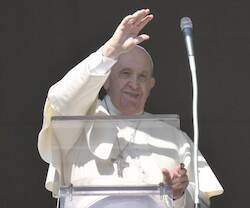 El Papa saluda a los fieles.