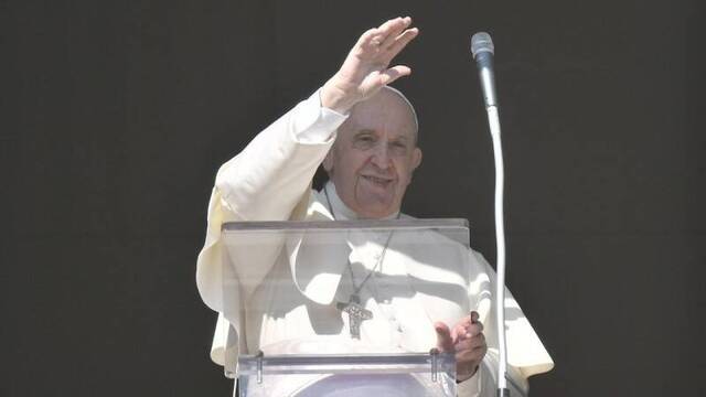 El Papa saluda a los fieles.