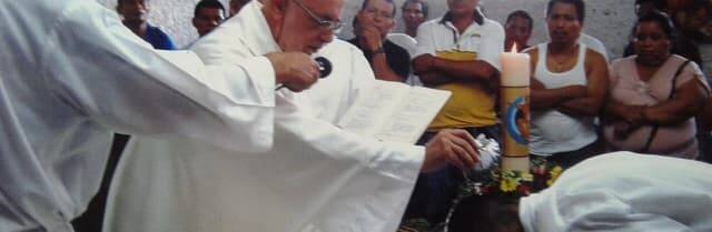 José Manuel Santos bautiza a un preso