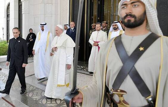 El Papa Francisco en su visita a Abu Dabi en 2019, con una guardia de honor