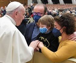 Francisco reza con unos peregrinos que acudieron a su audiencia en la Sala Pablo VI