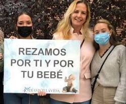 Voluntarias de 40 días por la Vida que rezan ante la clínica abortista Dator en Madrid