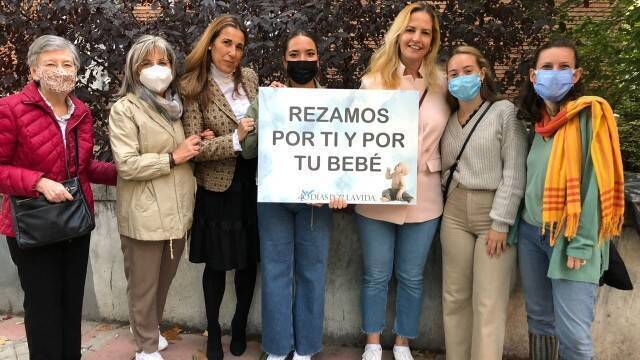Voluntarias de 40 días por la Vida que rezan ante la clínica abortista Dator en Madrid