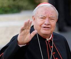 El cardenal Sandoval, emérito de Guadalajara, México, saluda