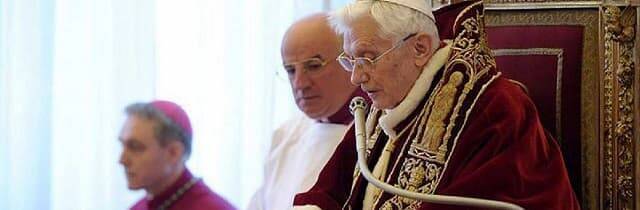 Benedicto XVI anunciando su renuncia