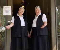 Las hermanas franciscanas Sue Ann y Delores Vogt.