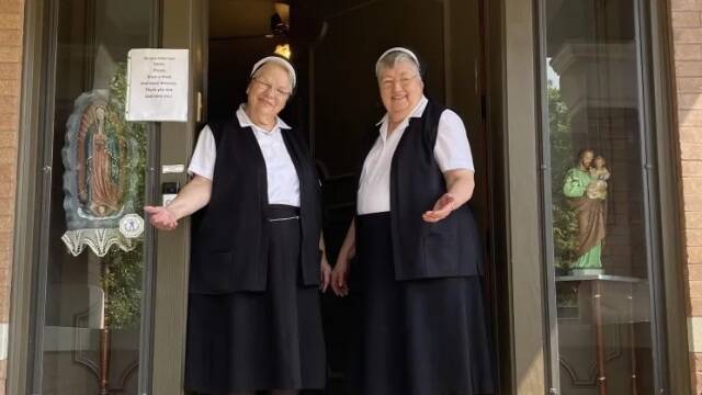 Las hermanas franciscanas Sue Ann y Delores Vogt.