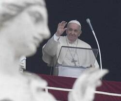 El Papa Francisco saluda en el Ángelus desde la ventana del Palacio Apostólico