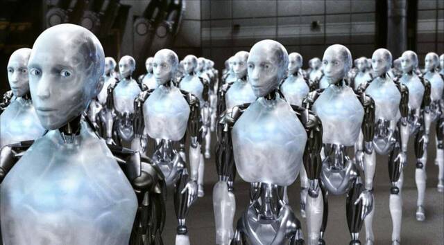 Robots humanoides en una escena de la película 'Yo, robot'.