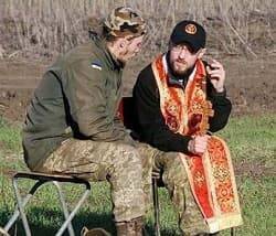  Andriy Zelinskyy confiesa a uno de los soldados ucranianos / Vatican Media
