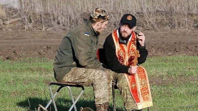  Andriy Zelinskyy confiesa a uno de los soldados ucranianos / Vatican Media
