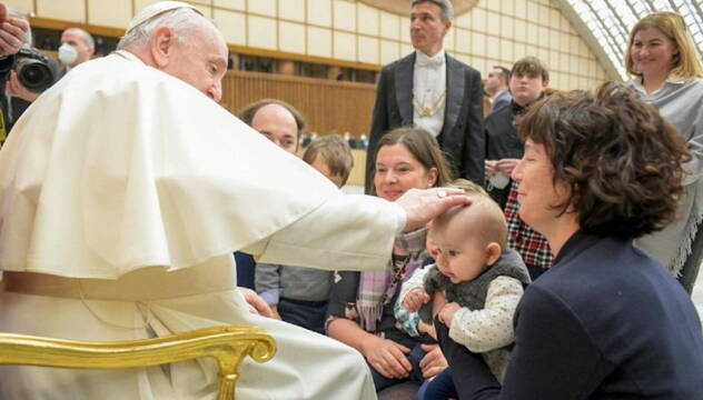 El Papa bendice a un niño