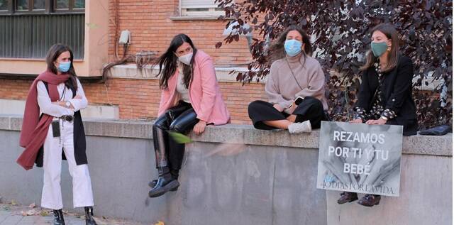 Estas chicas que rezan ante el abortorio Dator de Madrid hacen temblar a la industria abortista... y no van a dejar de ir allí y a otras 18 ciudades