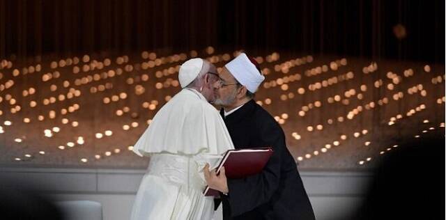 Icónico abrazo entre el Papa Francisco y el Gran Imán Al Tayyeb en 2019 en Abu Dabi
