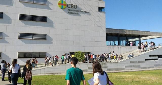 Jóvenes estudiantes se acercan a universidad CEU de Andalucía