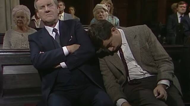 Mr Bean se duerme en la iglesia.